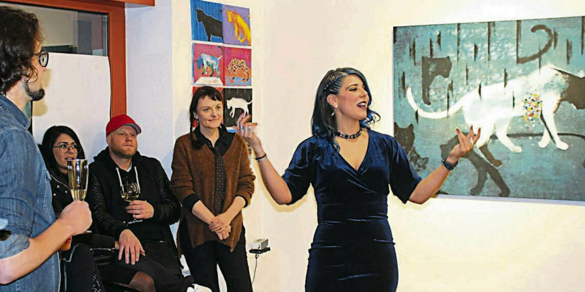 Ein Werk von Mauro Toro (Bild oben), Galeristin Gretta Hinojosa bei ihrer Eröffnungsrede (unten l.), ein Großkatzen-Bild von Hugo Troffaes (r.)