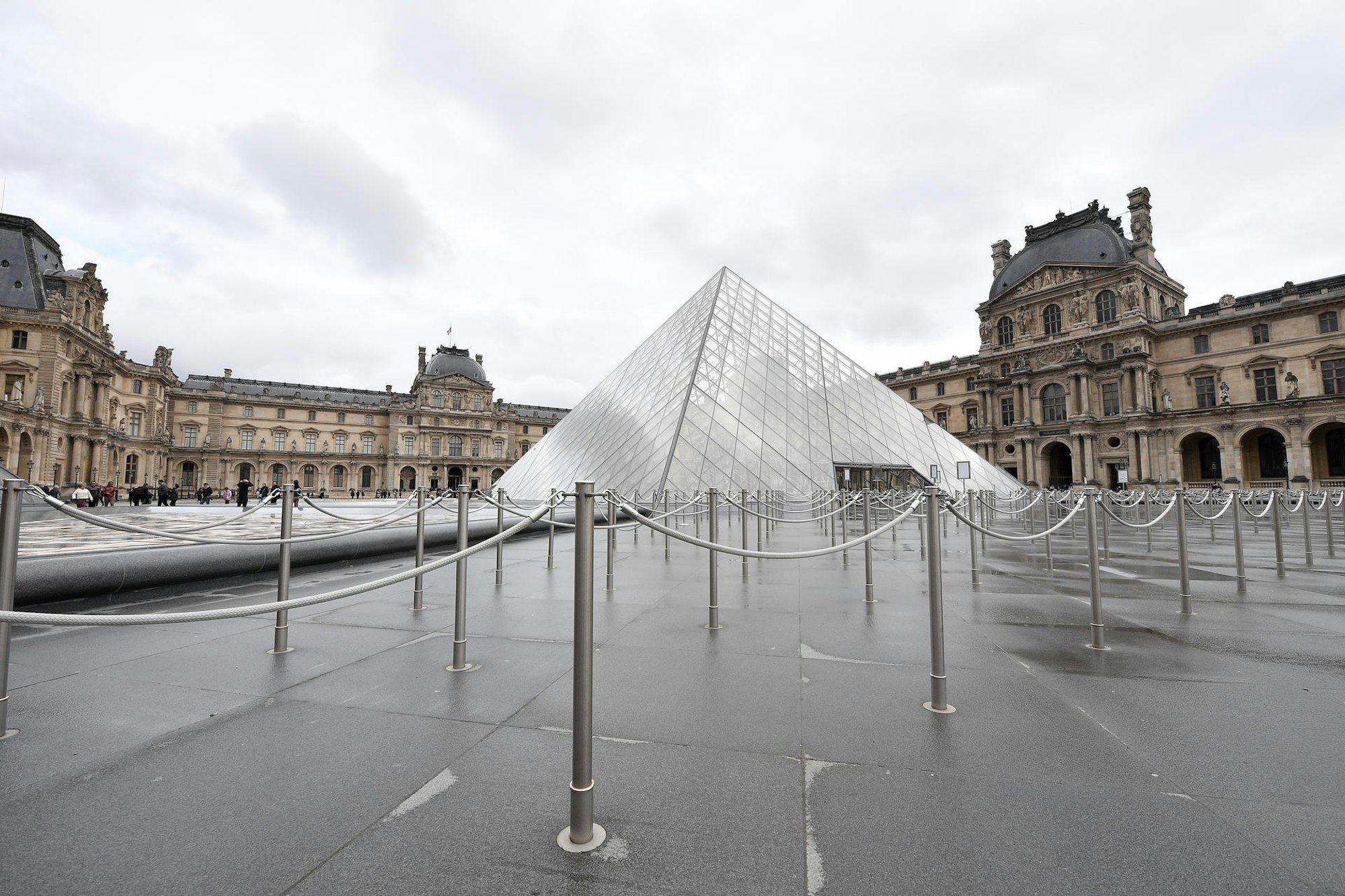 Louvre_Museum