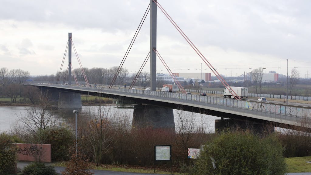 Sorgenkind im Norden: Die Rheinbrücke Leverkusen steht zur Hälfte im Kölner Stadtgebiet, die Grenze zu Leverkusen verläuft in der Mitte des Rheins.