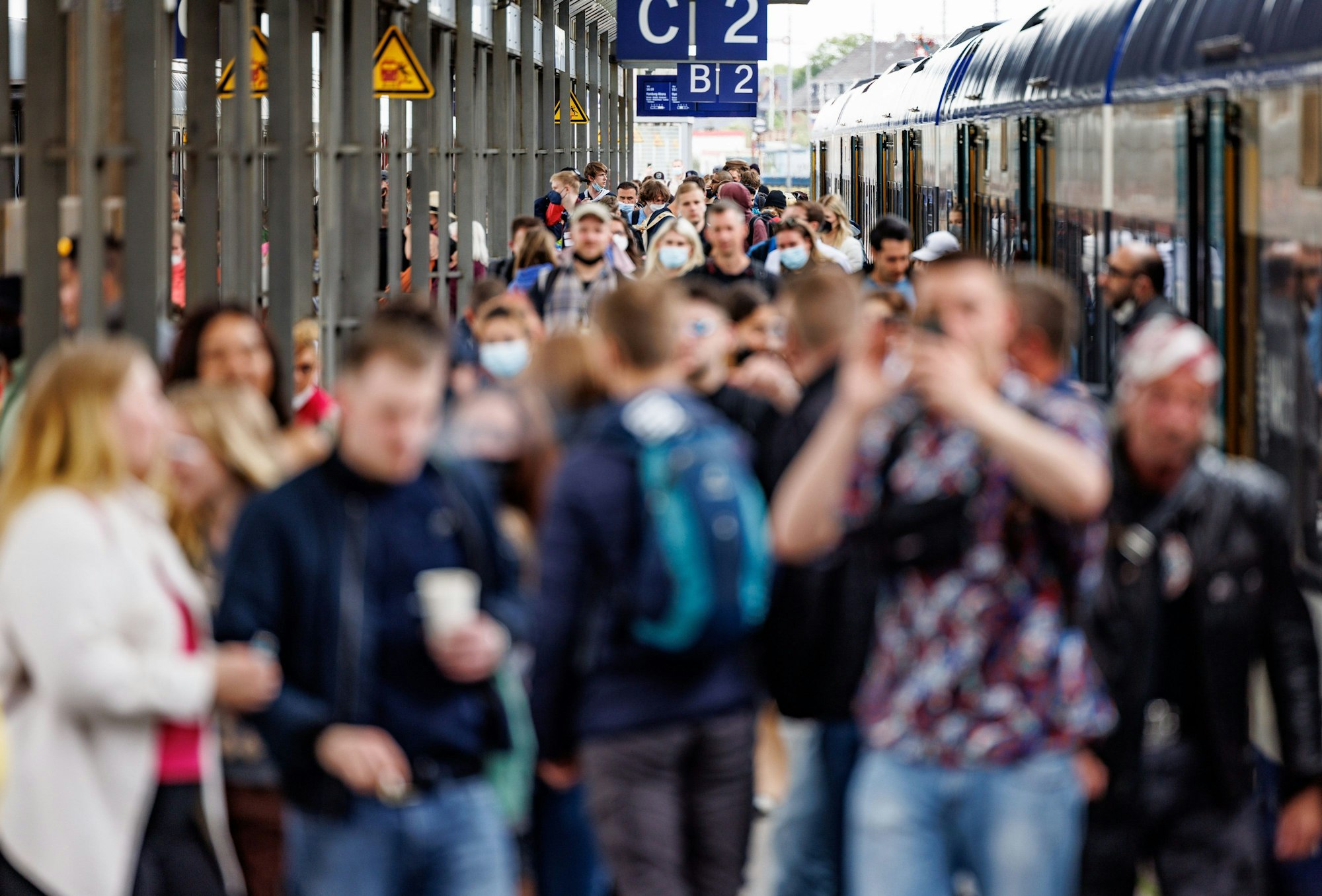 Bahnreisende verlassen einen Zug, der den Bahnhof von Westerland auf Sylt erreicht hat.
