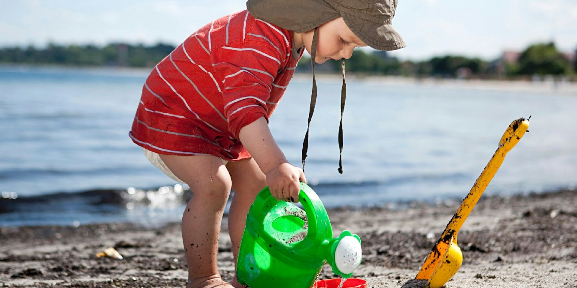 Am Strand buddeln und Sandkuchen backen: Für kleine Kinder wie hier in Eckernförde ein wahres Vergnügen