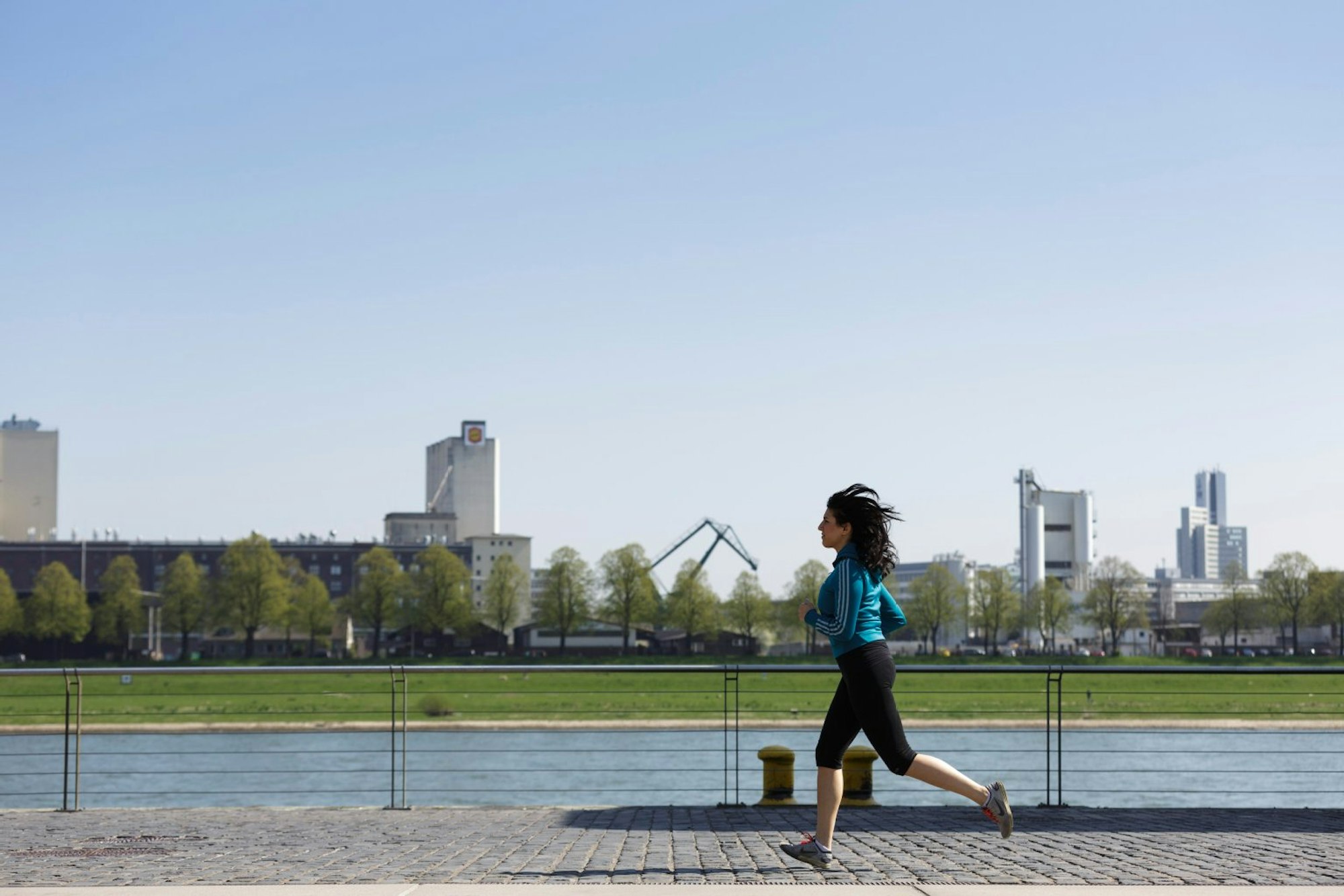 Laufstrecken Hauptbild Frau joggt am Rhein