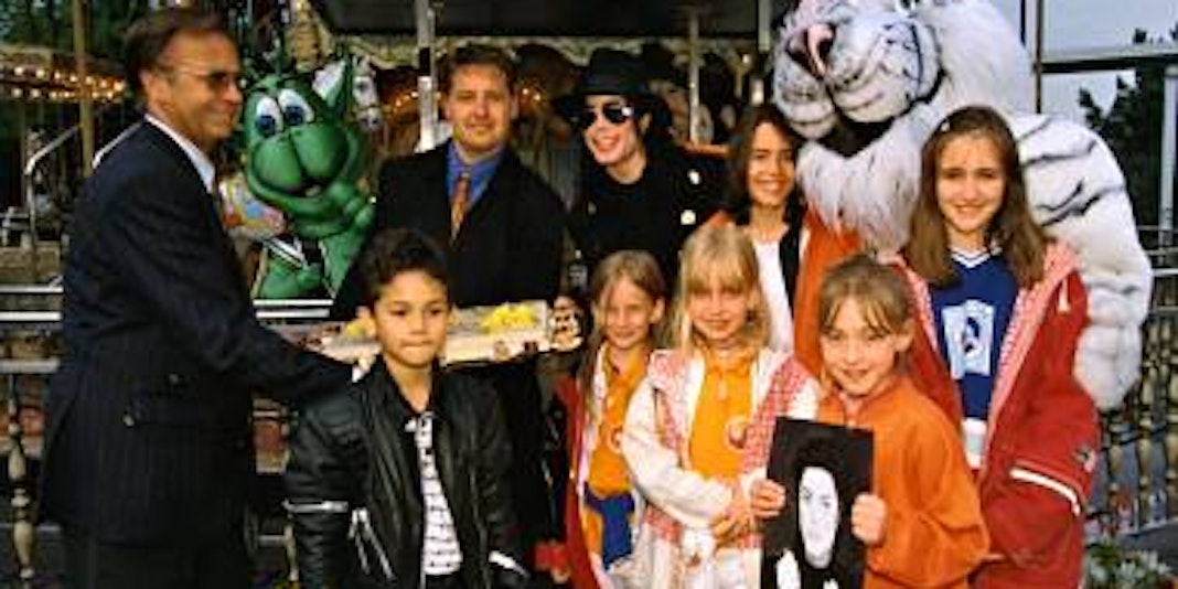 Sehr zur Freude von Gottlieb und Robert Löffelhardt (v.l.) kam 1996 Michael Jackson ins Phantasialand. (Bild: privat)