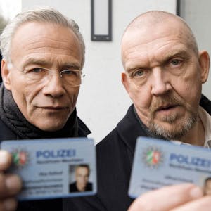 Sie ermitteln auch in der Waldsiedlung, die Kölner „Tatort“-Kommissare Max Ballauf (Klaus J. Behrendt, links ) und Freddy Schenk (Dietmar Bär).