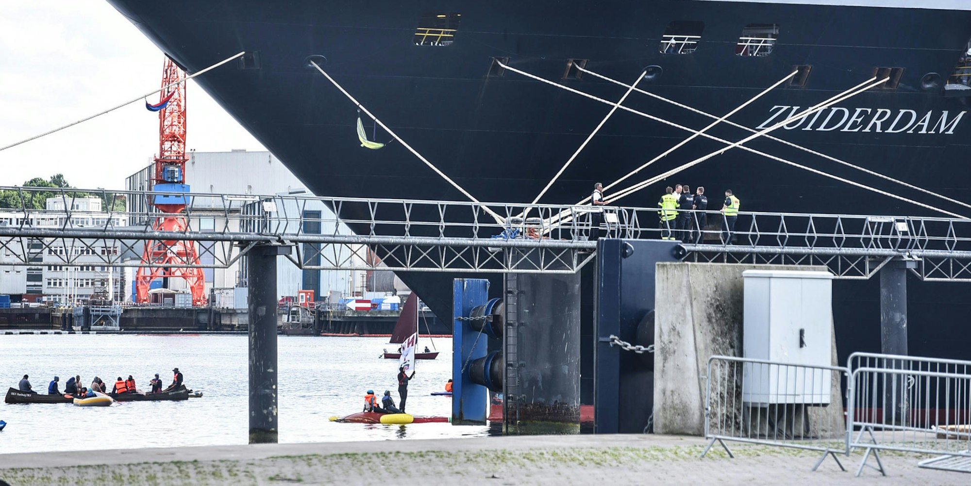 Klimaaktivisten blockieren Kreuzfahrtschiff