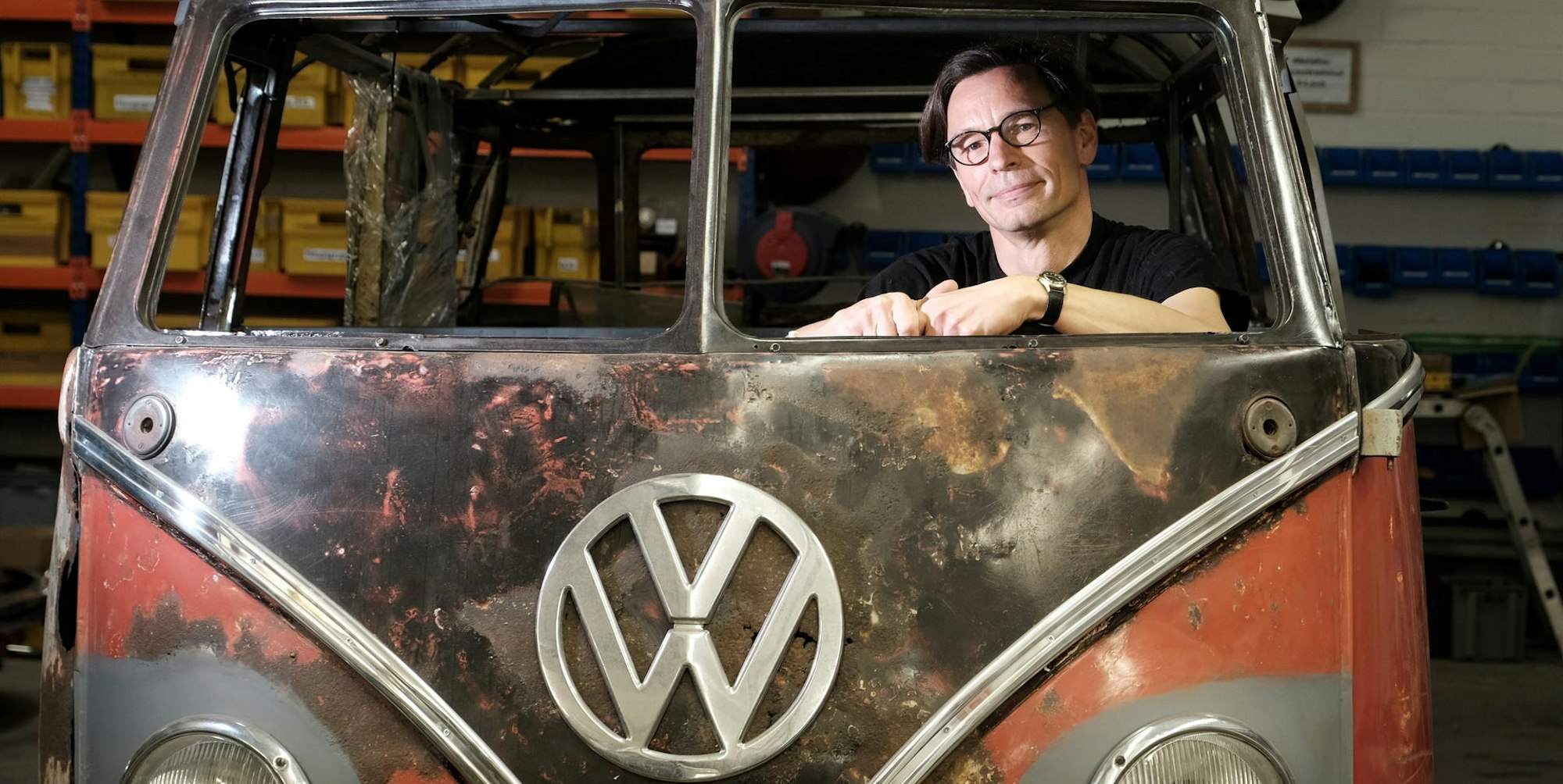 Florian Kalff zeigt stolz seinen teilweise restaurierten VW-Bus.