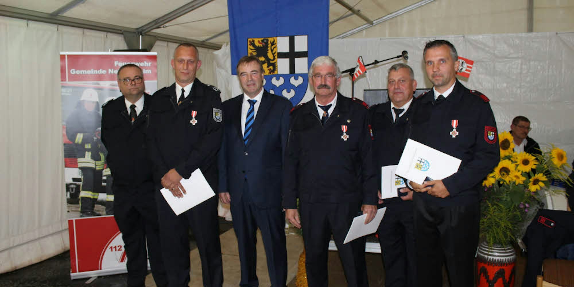 Verdiente Wehrleute wurden von Bürgermeister Wilfried Pracht (3.v.l.) für ihr Engagement geehrt.