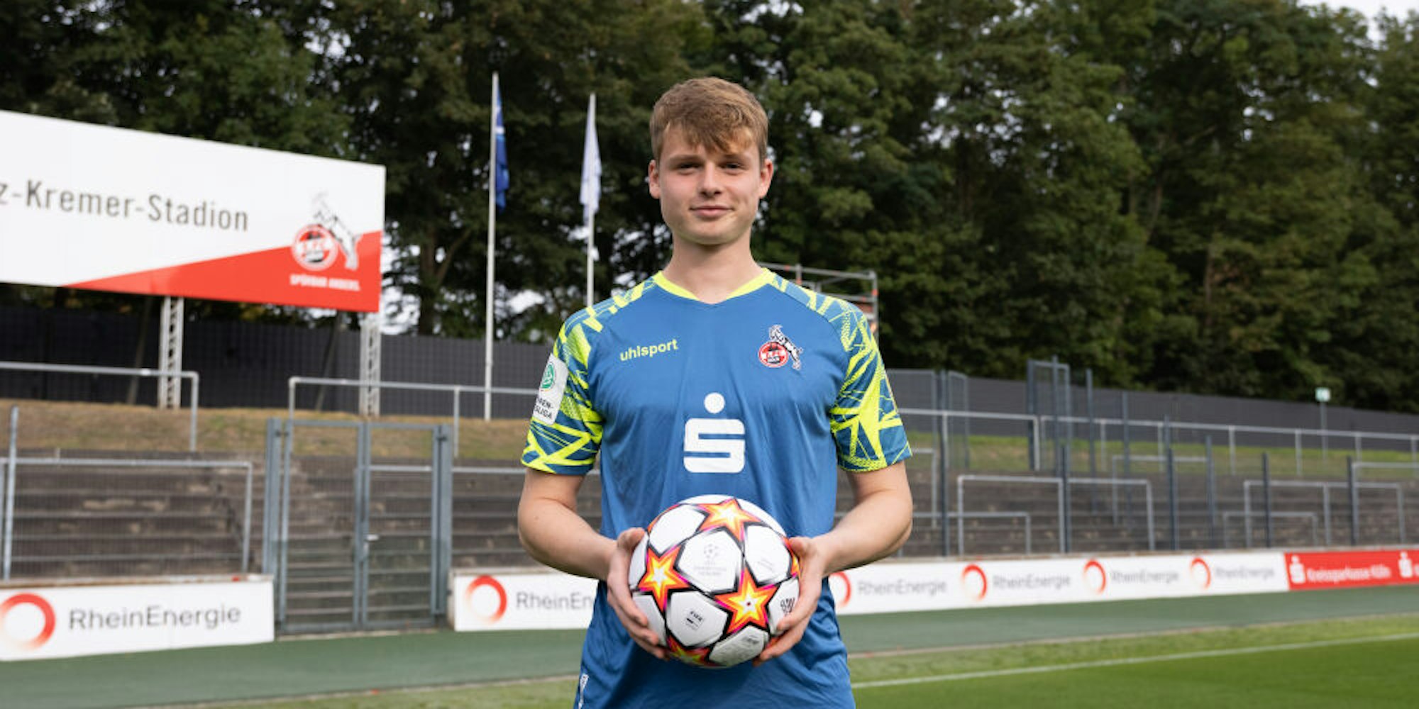 Torwart Jonas Urbig präsentiert den Youth League-Ball.