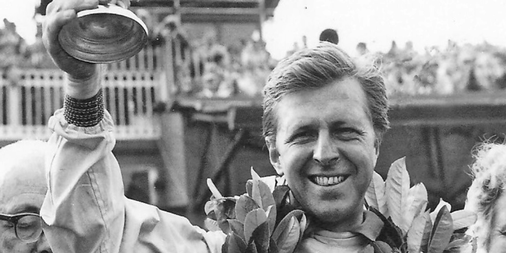 Wolfgang Graf Berghe von Trips bei der Siegerehrung nach dem Großen Preis von England 1961 in Aintree.