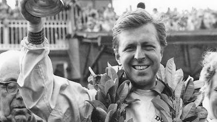 Wolfgang Graf Berghe von Trips bei der Siegerehrung nach dem Großen Preis von England 1961 in Aintree.