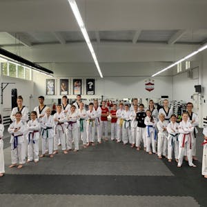 Das erste Taekwondo-Training nach der Pandemie absolvierten die Jüngsten beim TKD Swisttal mit den Großen, samt Weltmeisterin Yanna Schneider (4.v.l.).