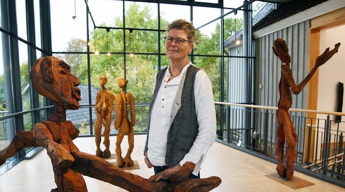 „Gesägt, gefeuert, farbig lasiert“, beschreibt Rendel Freude den Schaffensprozess ihrer ausdrucksstarken Holz-Skulpturen.