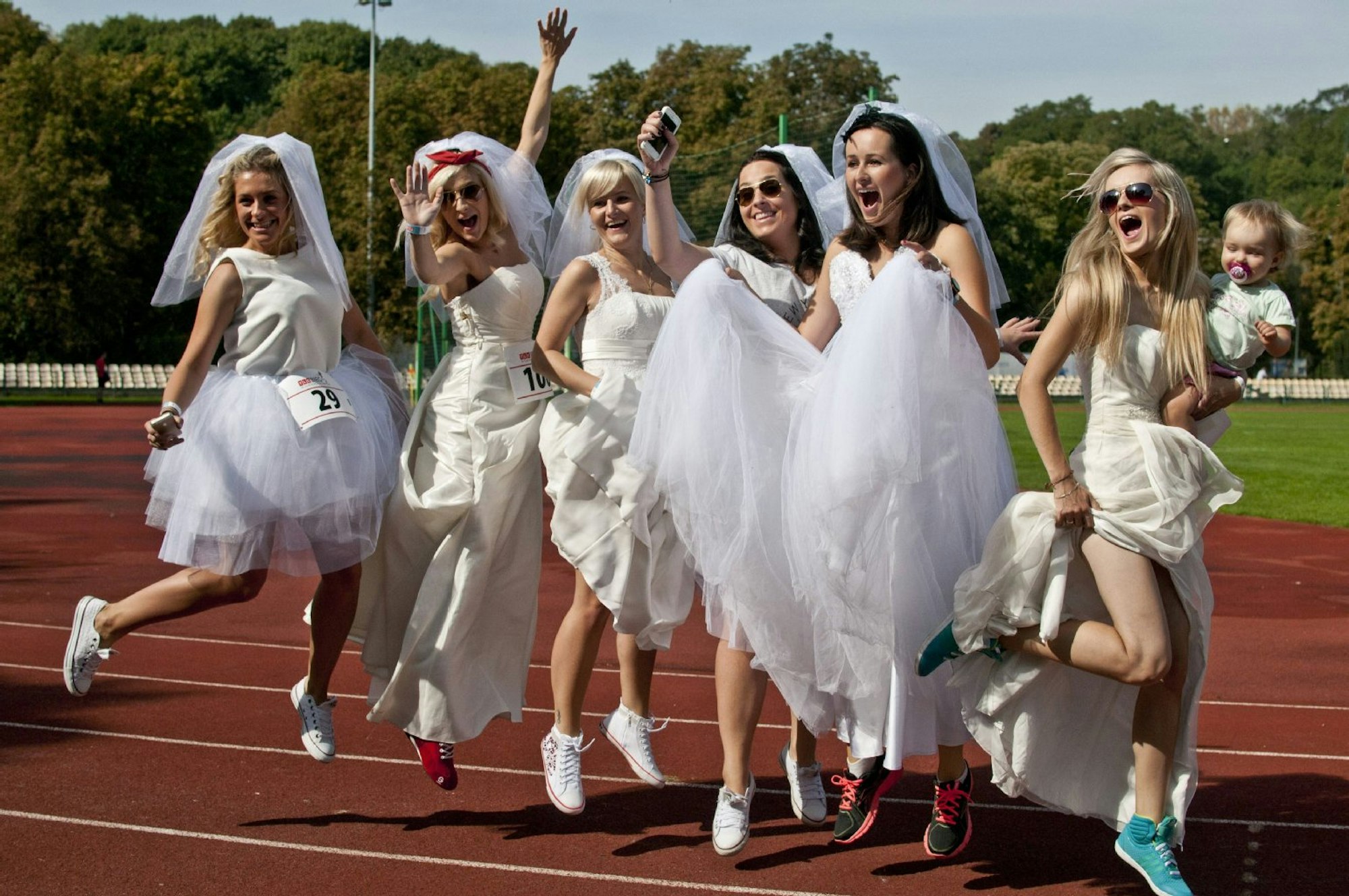 Welche Braut performt am besten? Frauen beim Hochzeitslauf in Warschau, Polen.