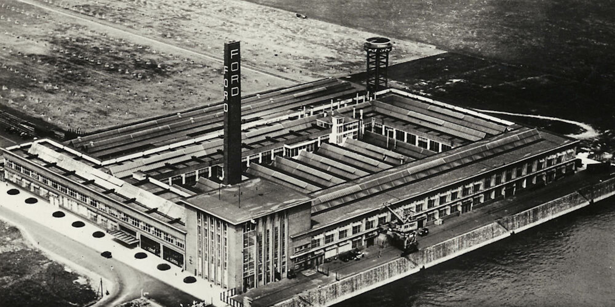 Bescheidene Ausmaße hatte das Kölner Ford Werk im Jahre 1931, aber viel Platz für die kommenden Erweiterungen.