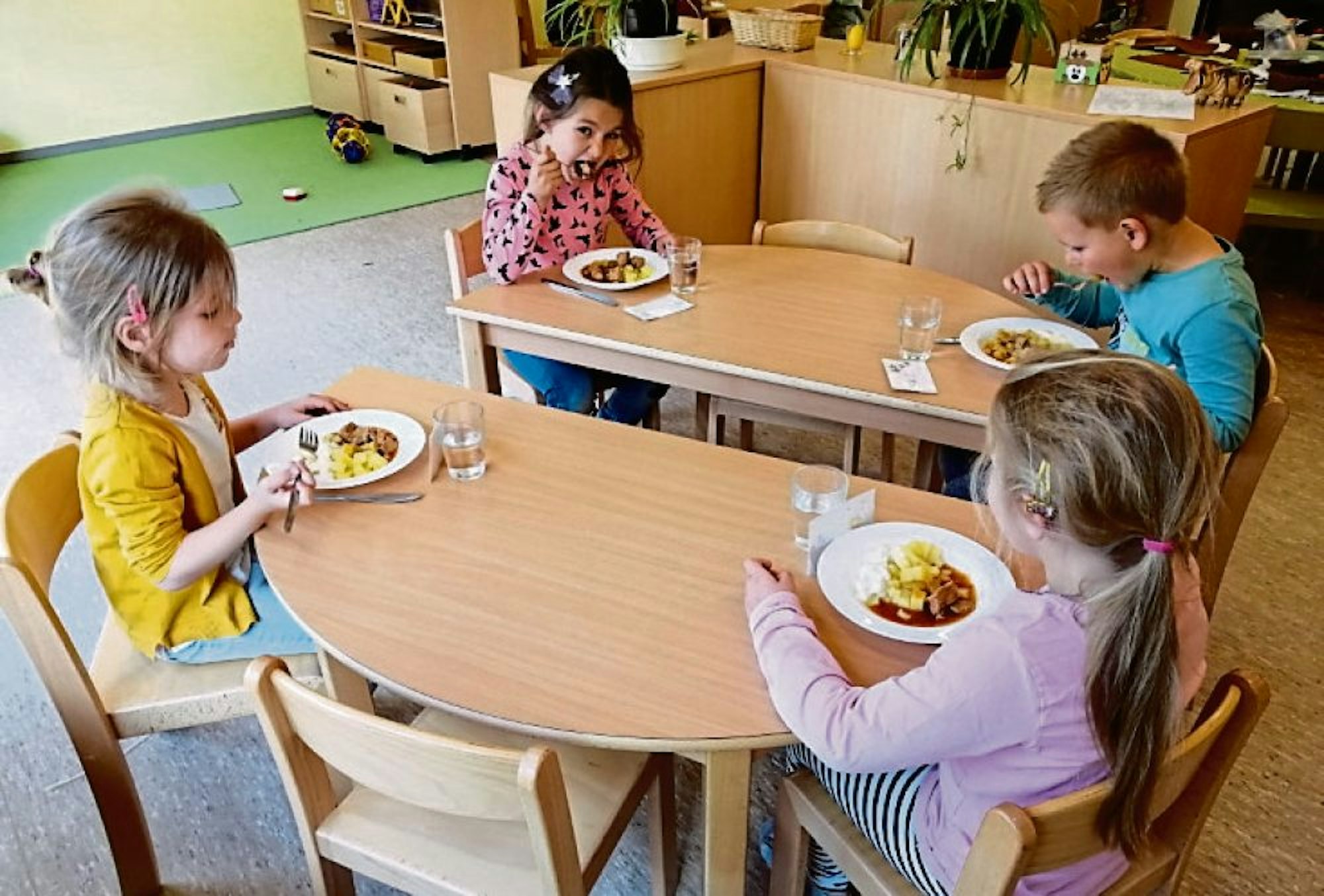 Mittagessen mit Abstand: Damit die Kita-Kinder sich in Groß-Vernich nicht zu nahe kommen, bleibt zwischen ihnen ein Platz frei.