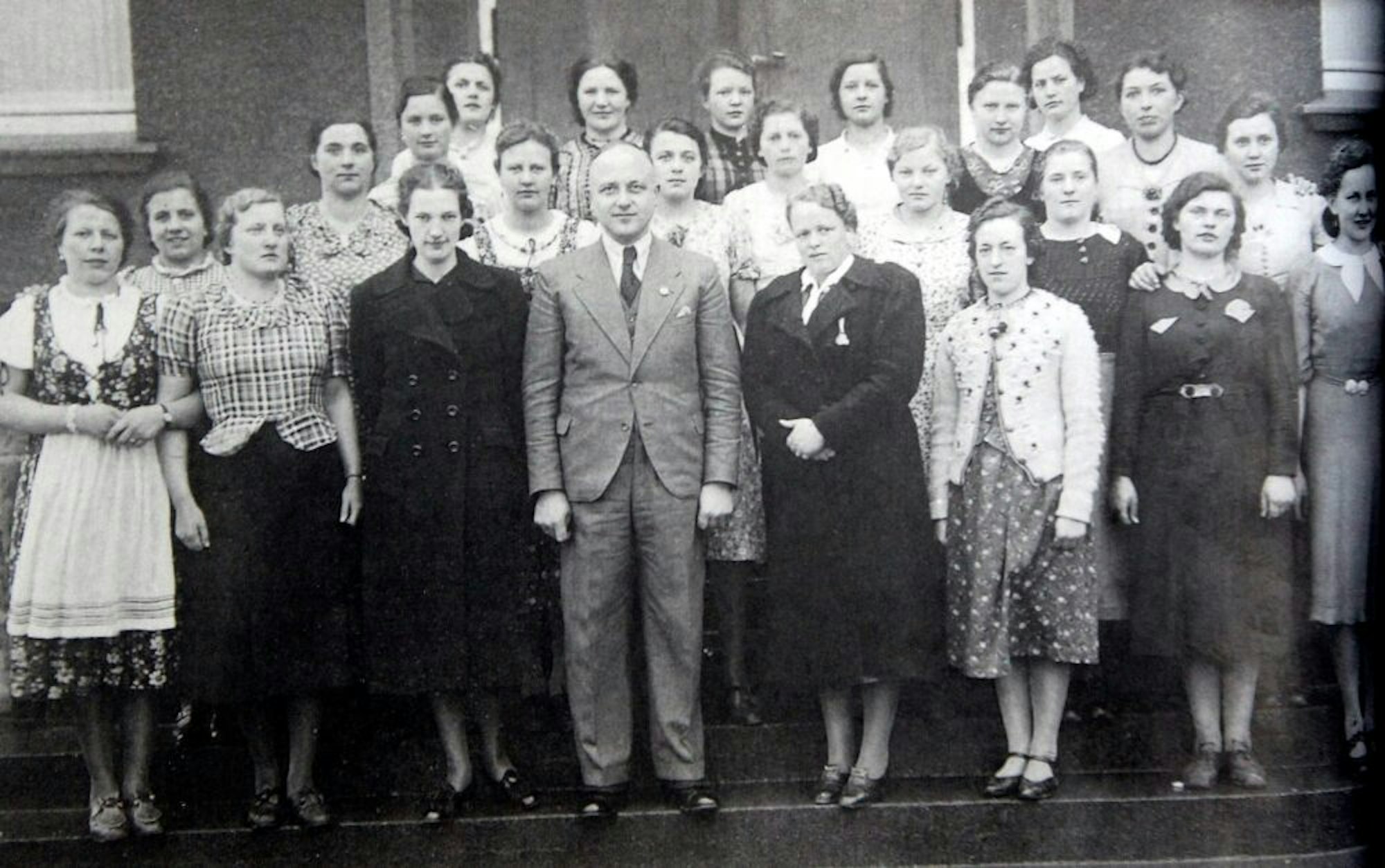Das Foto zeigt die Hauswirtschafterinnenklasse des Jahrgangs 1941 in Much.