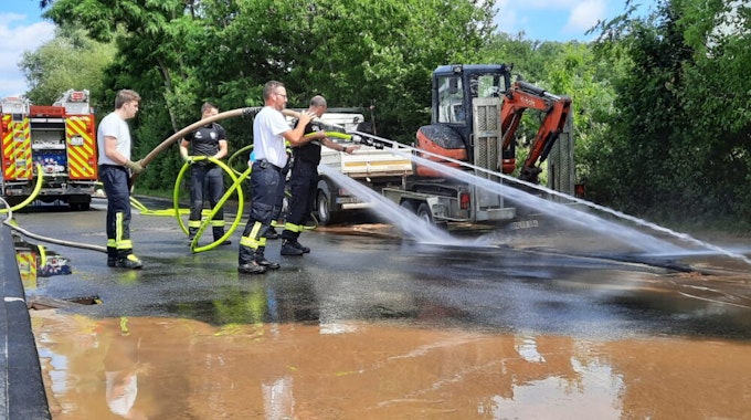 Die Freiwillige Feuerwehr Königswinter reinigte am Sonntagmorgen mit Unterstützung des Bauhofs die Straße im Gewerbegebiet Wahlfeld.