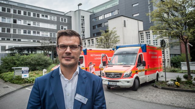 Matthias Klimkait begann als Freiwilliger am Leverkusener Klinikum, nun kehrt er als Pflegedirektor zurück.