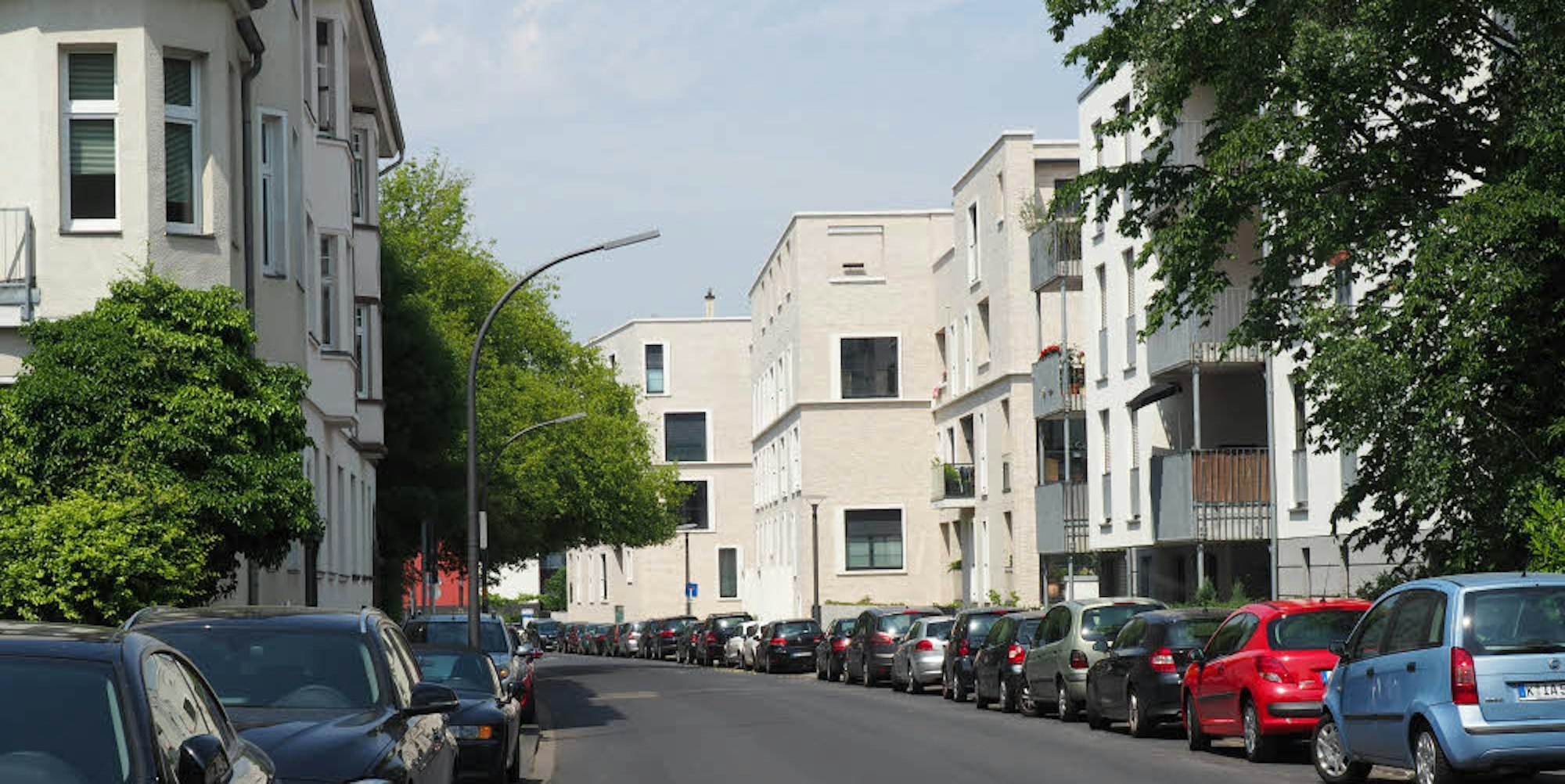 Auf der Alteburger Straße nahe dem Gürtel könnte bald das einseitige Parken von Fahrzeugen auf der Fahrbahn erlaubt sein.