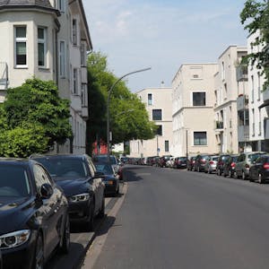 Auf der Alteburger Straße nahe dem Gürtel könnte bald das einseitige Parken von Fahrzeugen auf der Fahrbahn erlaubt sein.