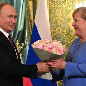 Putin Merkel Blumen