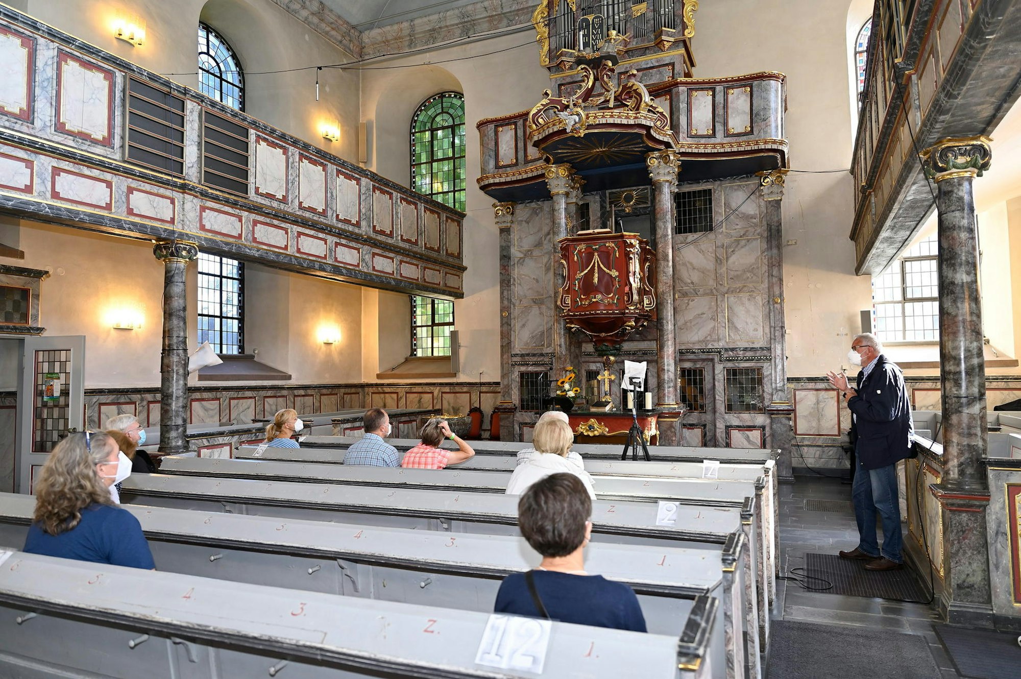 Blick ins Innere der Kirche in Rösrath-Volberg: Hier schmückt falscher Marmor die Emporen. In Wirklichkeit ist es bemaltes Holz.