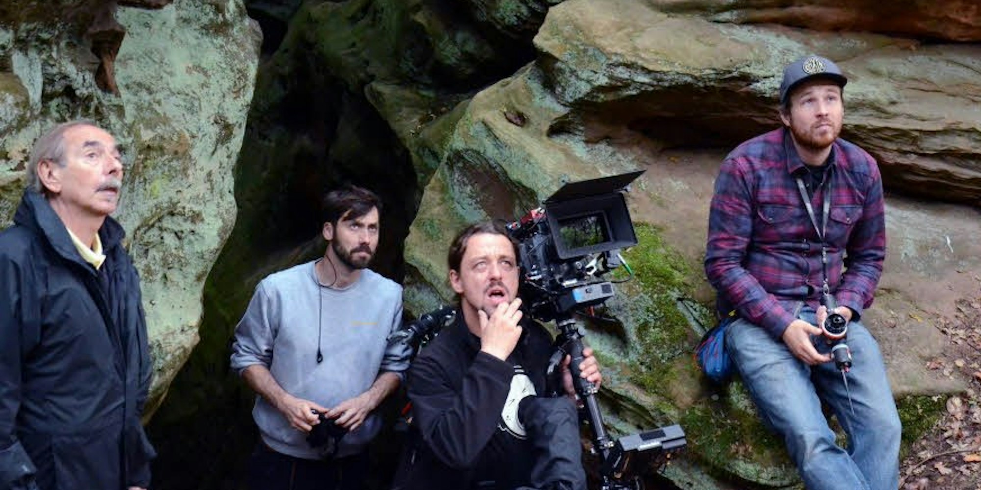 Kritischer Blick: Regisseur Xavier Koller (l.) und das Filmteam schauen kurz vor der Aufnahme gespannt zum Drehort.