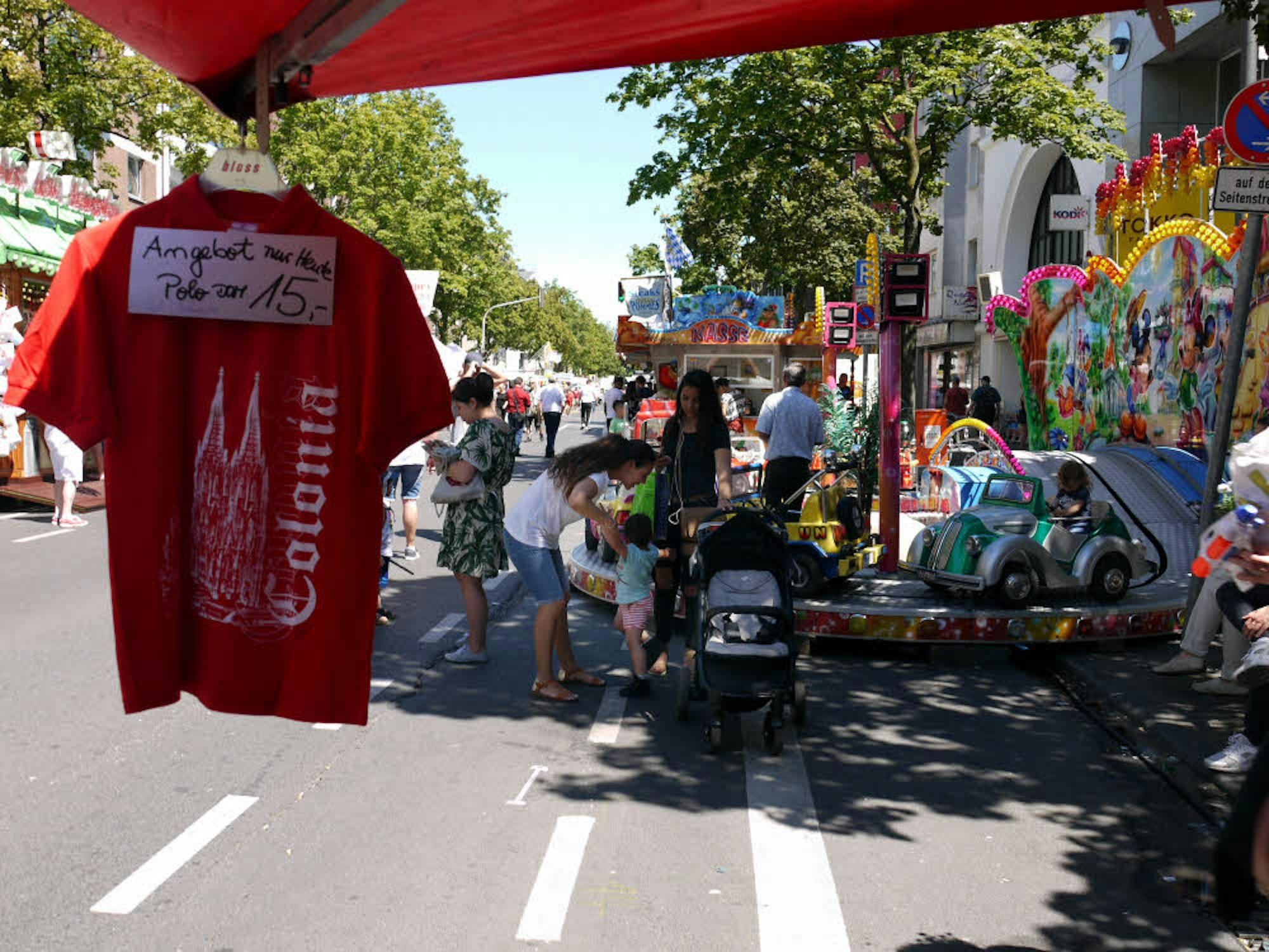 Ein  Kinderkarussell und Stände mit Köln-T-Shirts gehörten zum Angebot.