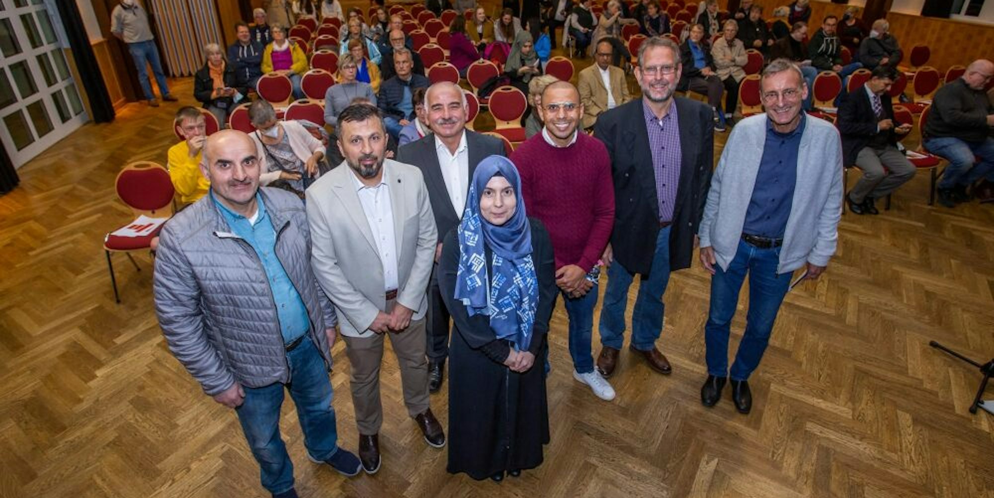 Die Projektpartner von Moscheegemeinde, Caritas und Sozialstiftung begrüßten als Referentin Reyhan Akgün in Bergneustadt.