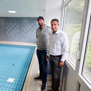 Schwimmlehrer Martin Becker (links) und Oliver Seeck, Vorsitzender Sportausschuss