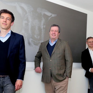 FC-Präsident Werner Wolf (Mitte) mit seinen beiden Vize-Präsidenten Eckhard Sauren (r.) und Carsten Wettich stehen vor einem Geißbock-Bild.