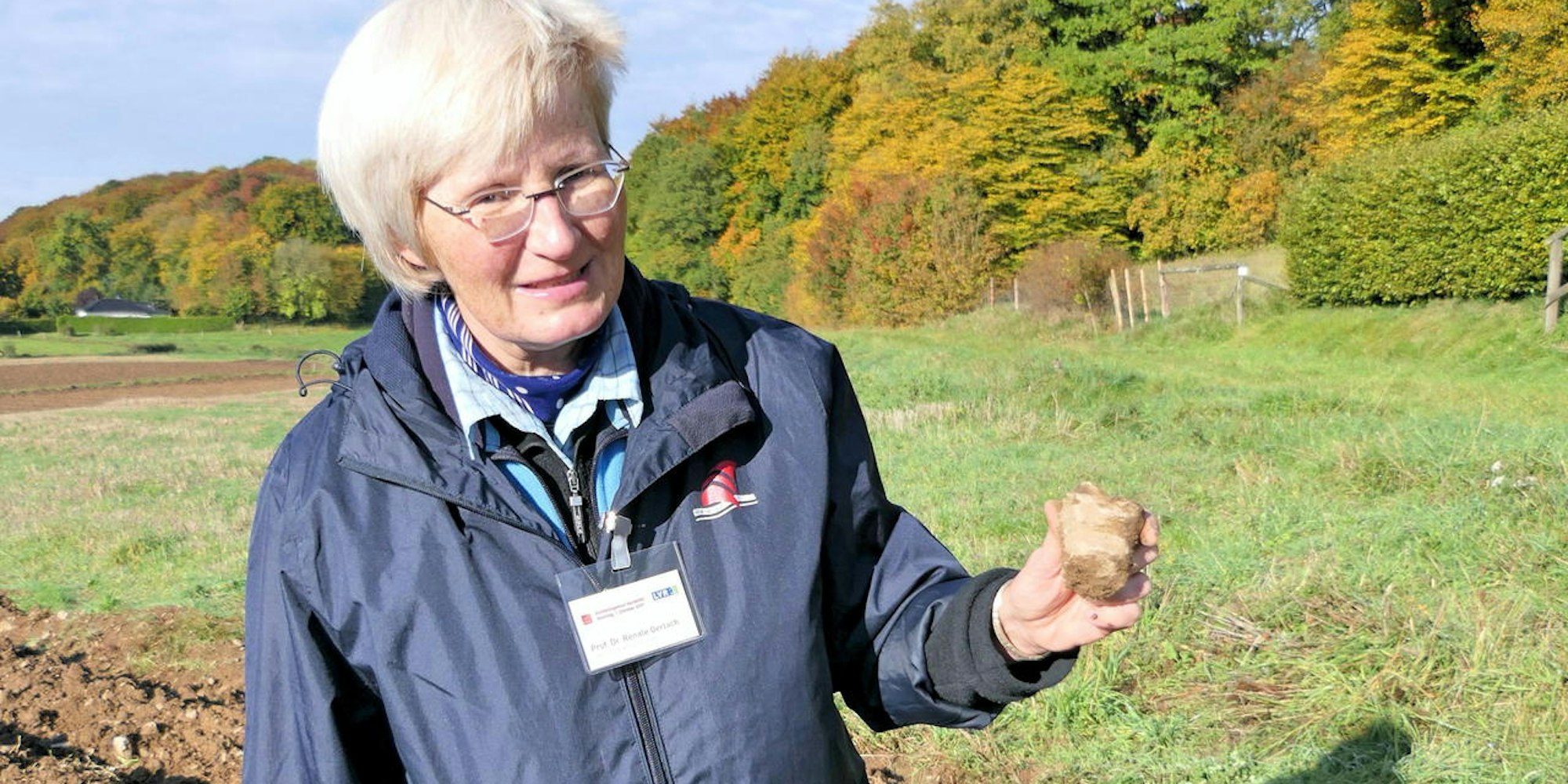 Das Fossil einer Runzelkoralle zeigte Prof. Dr. Renate Gerlach auf einem Feld bei Lindweiler.