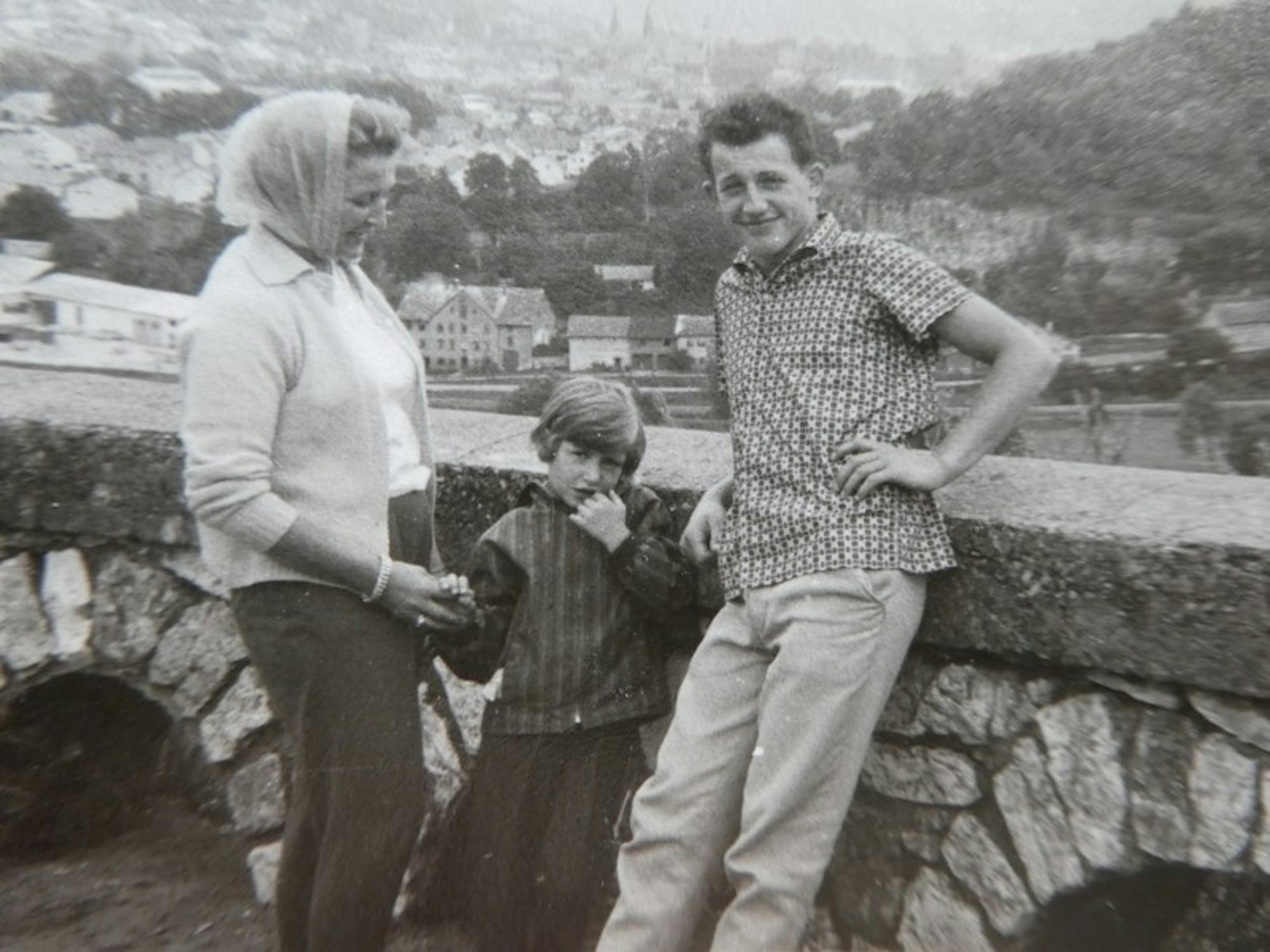 Jürgen mit Mutter und Schwester im Urlaub