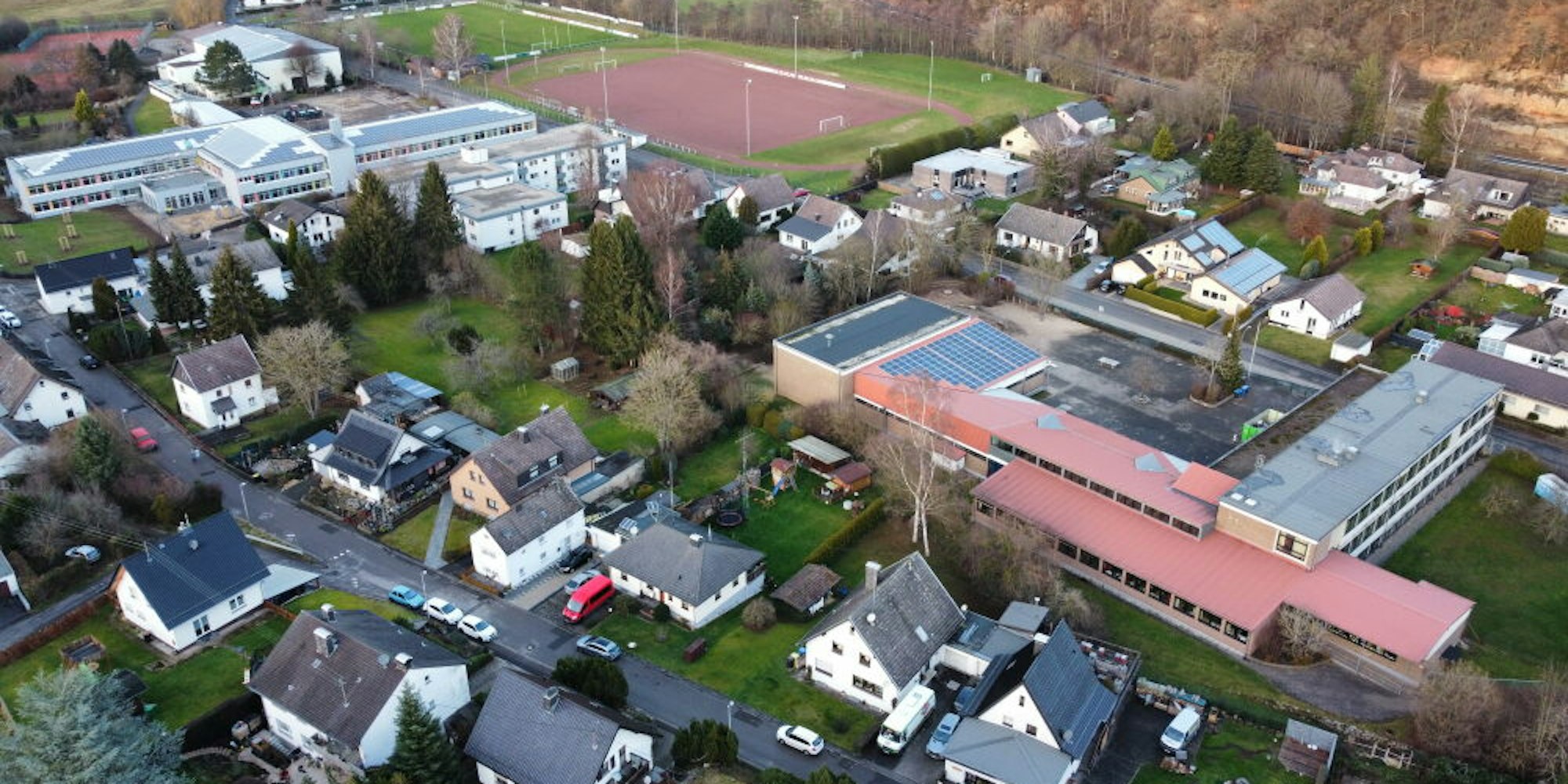 Nur gut 100 Meter liegen das alte (r.) und das neue Gebäude (l.) der Grundschule in der Kaller Aulestraße voneinander entfernt.