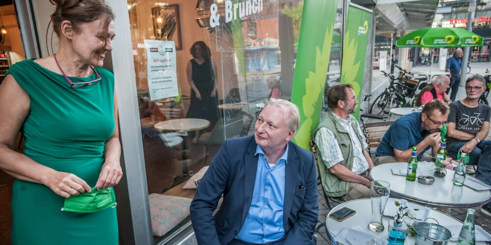 Siegeslächeln steht bisher nur Claudia Wiese zu. CDU-OB-Kandidat Frank Schönberger schaute am Wahlabend bei den Grünen vorbei.