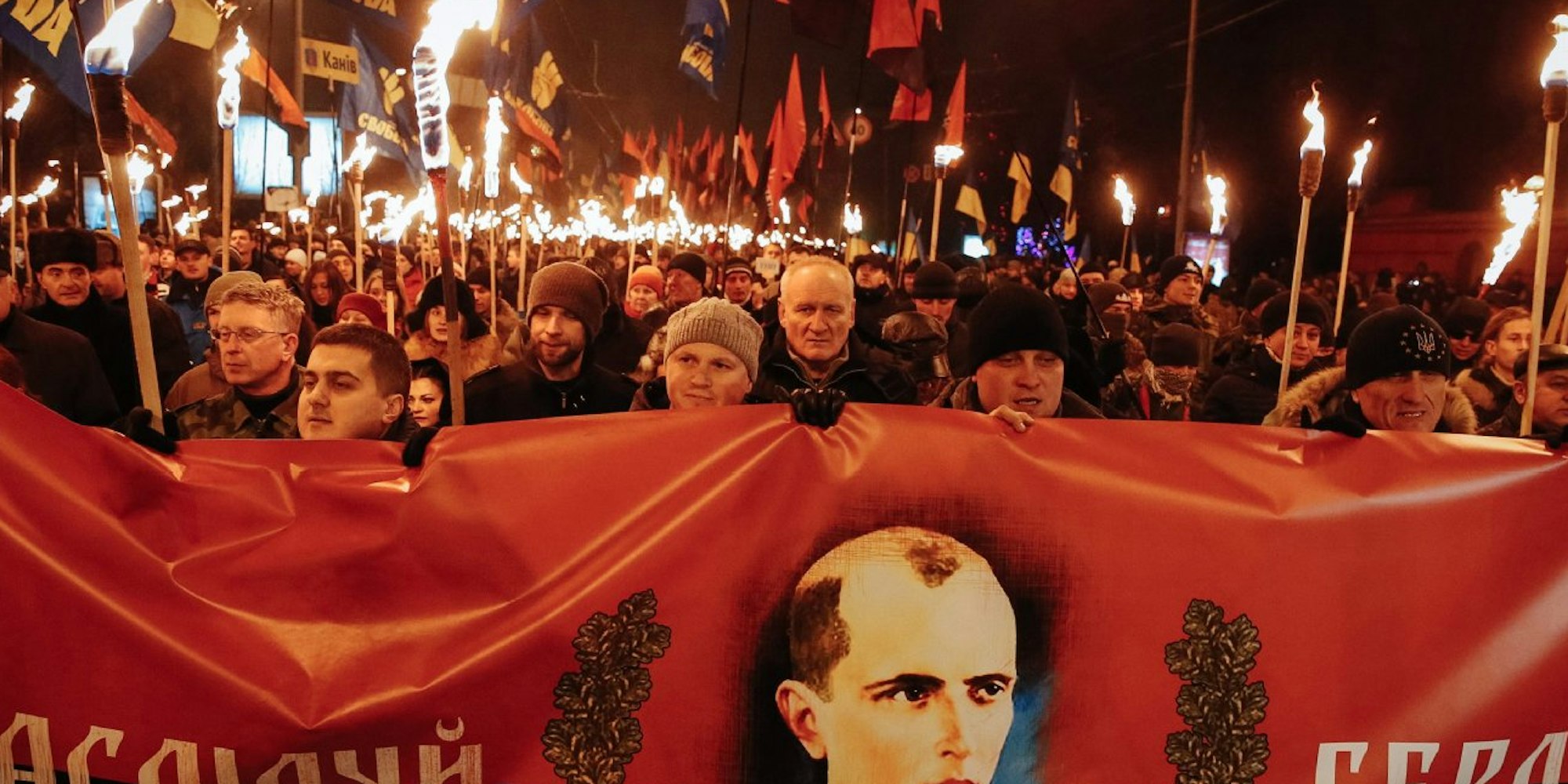 Rechte Demonstranten in Kiew, die den Nationalisten Bandera (auf dem Plakat zu sehen) feiern.