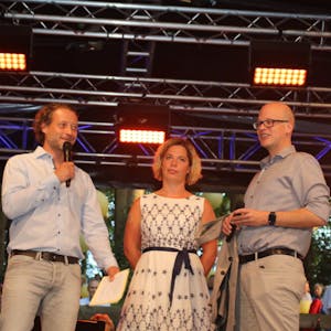 Für die Seele: Basti Wirtz (l.) auf der Bühne bei einem der Sommerkonzerte mit Fritz Roths Kindern Hanna und David.