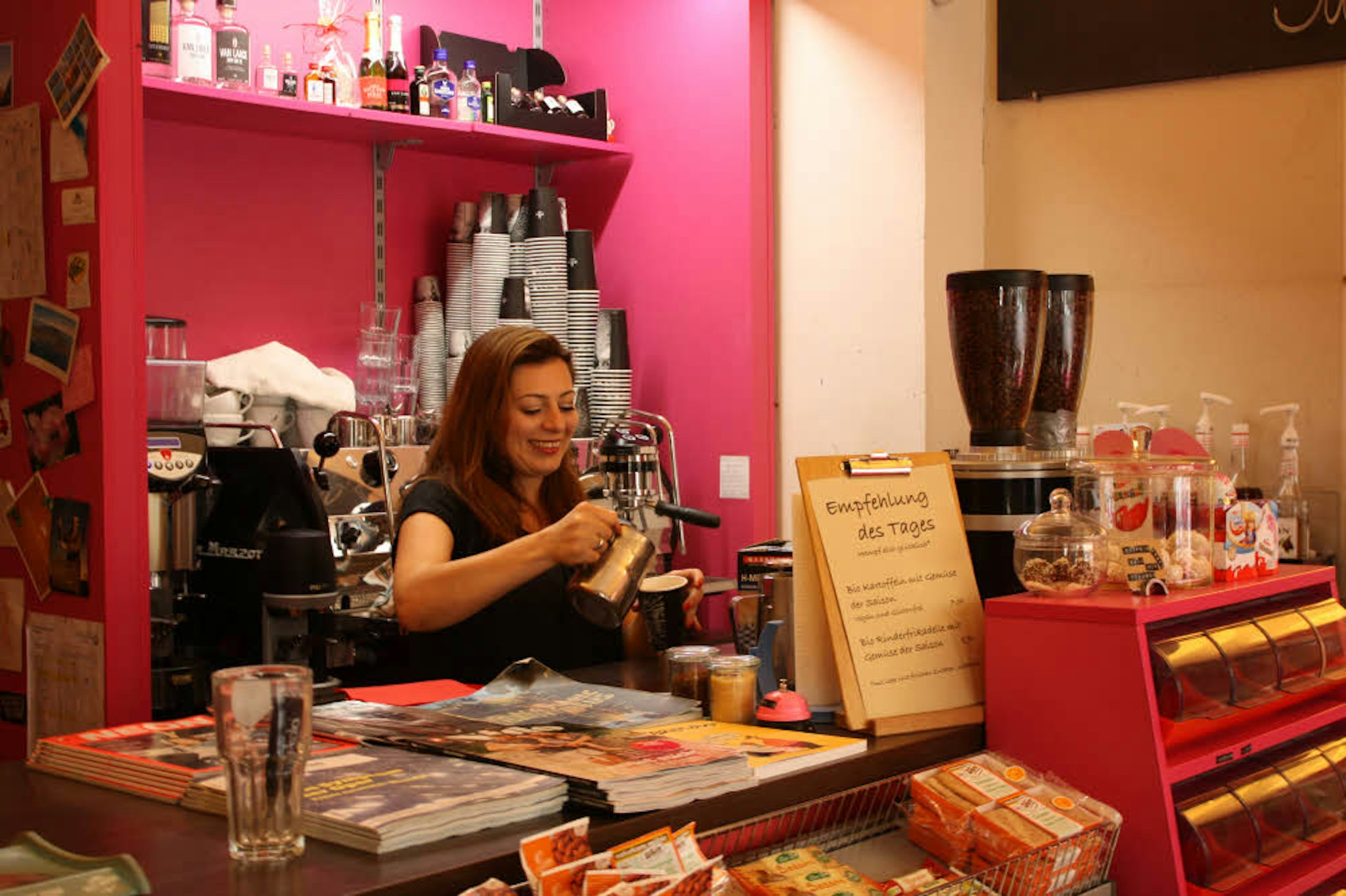 Shirin Shaghaghi schenkt im Kölnkiosk auch Kaffee aus.
