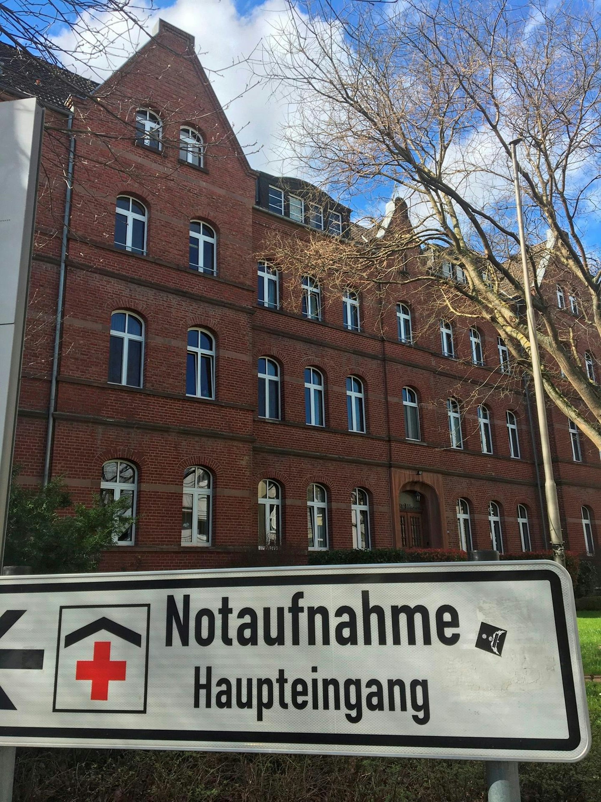 Im Marienhospital in Brühl gilt weiterhin ein Besuchsstopp. Nicht alle Besucher trügen durchgehend einen Mund-Nasen-Schutz.