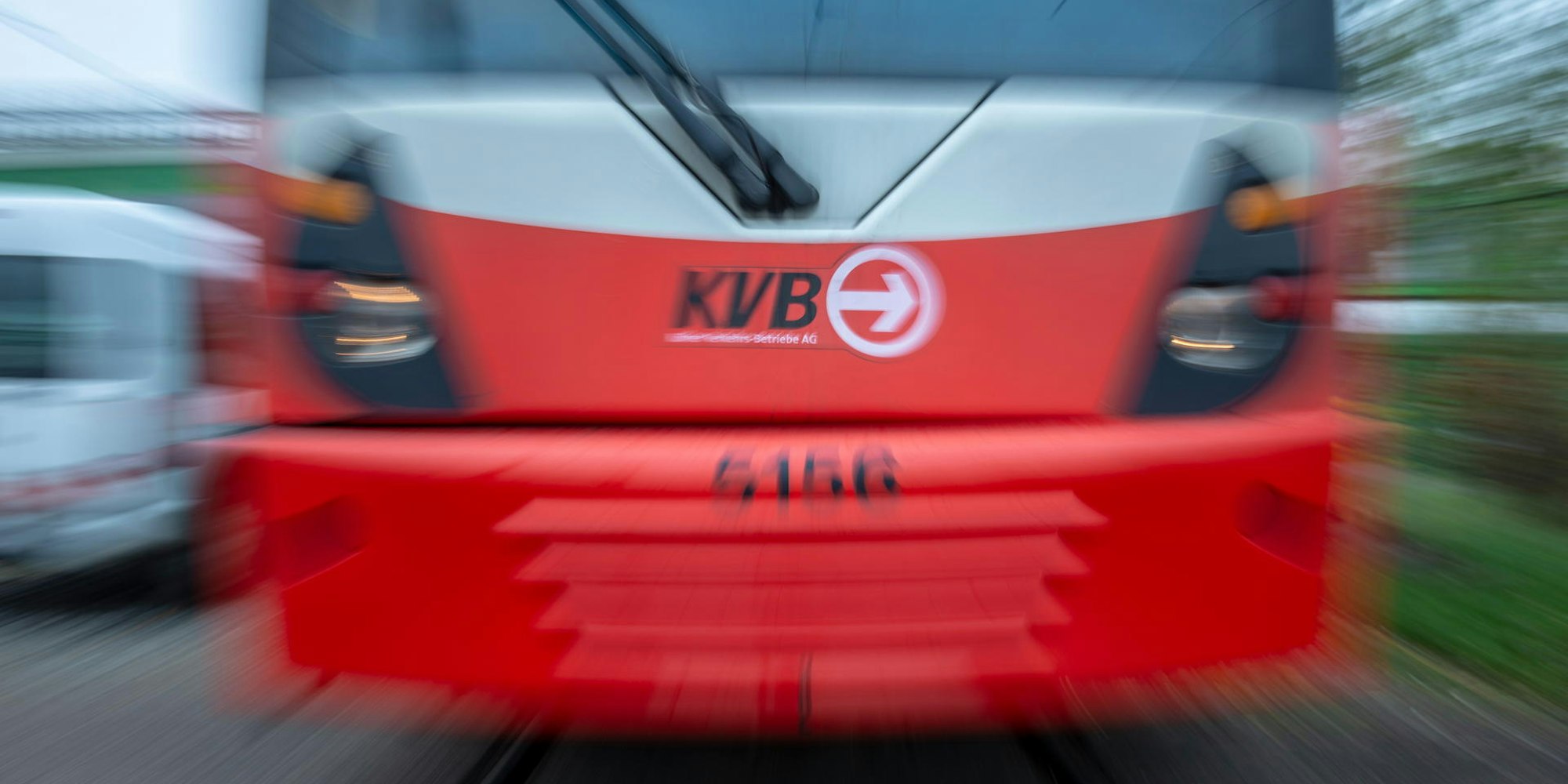 In Köln-Mülheim ist ein Pkw mit einer KVB-Bahn kollidiert (Symbolbild).