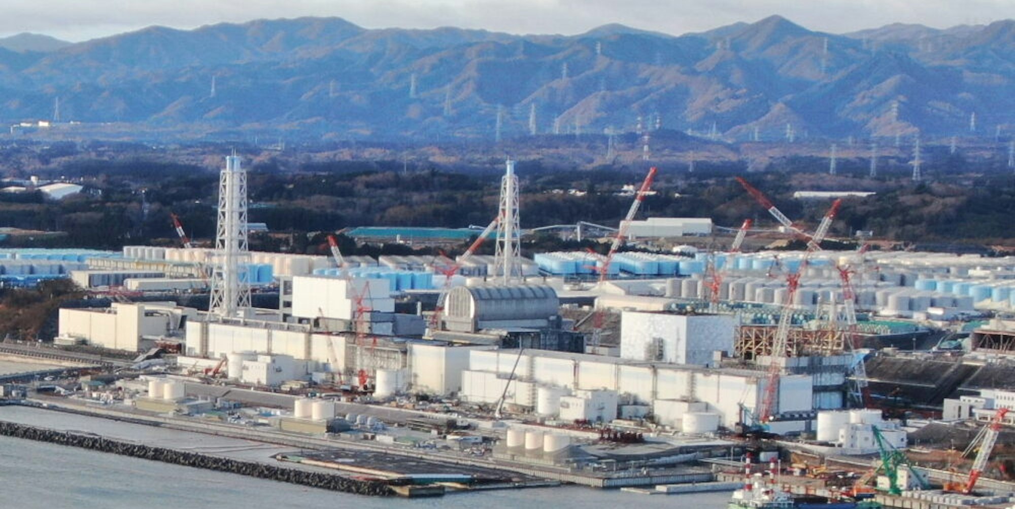 Das Kraftwerksgelände in Fukushima ist eine Riesenbaustelle, gut 1000 Tanks mit belastetem Wasser stehen auf dem Areal.