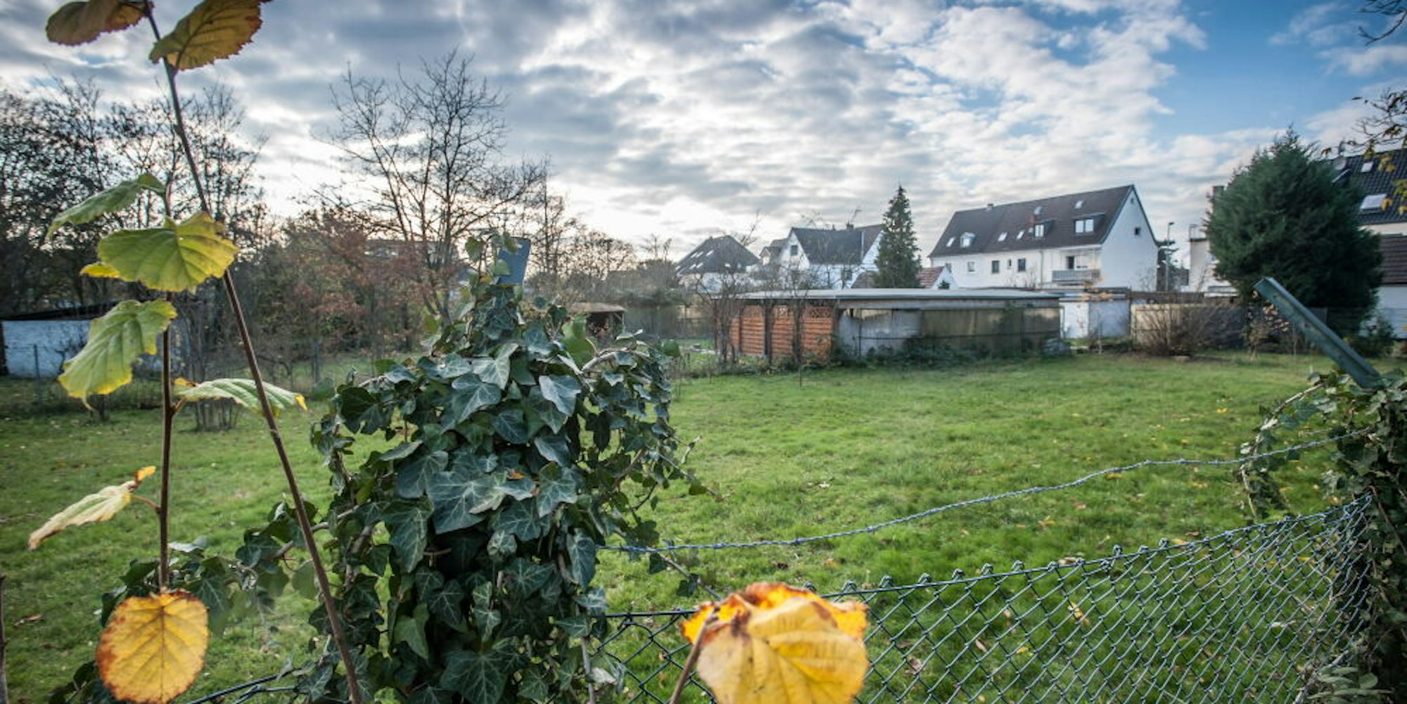 Auf diesem Gartengelände in der Siedlung Neuenhof in Küppersteg soll eine sechsgruppige Kita errichtet werden. Wann, ist noch ungewiss.