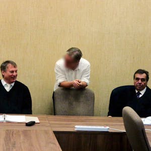 Martin K. (M.) mit seinen Anwälten vor Gericht