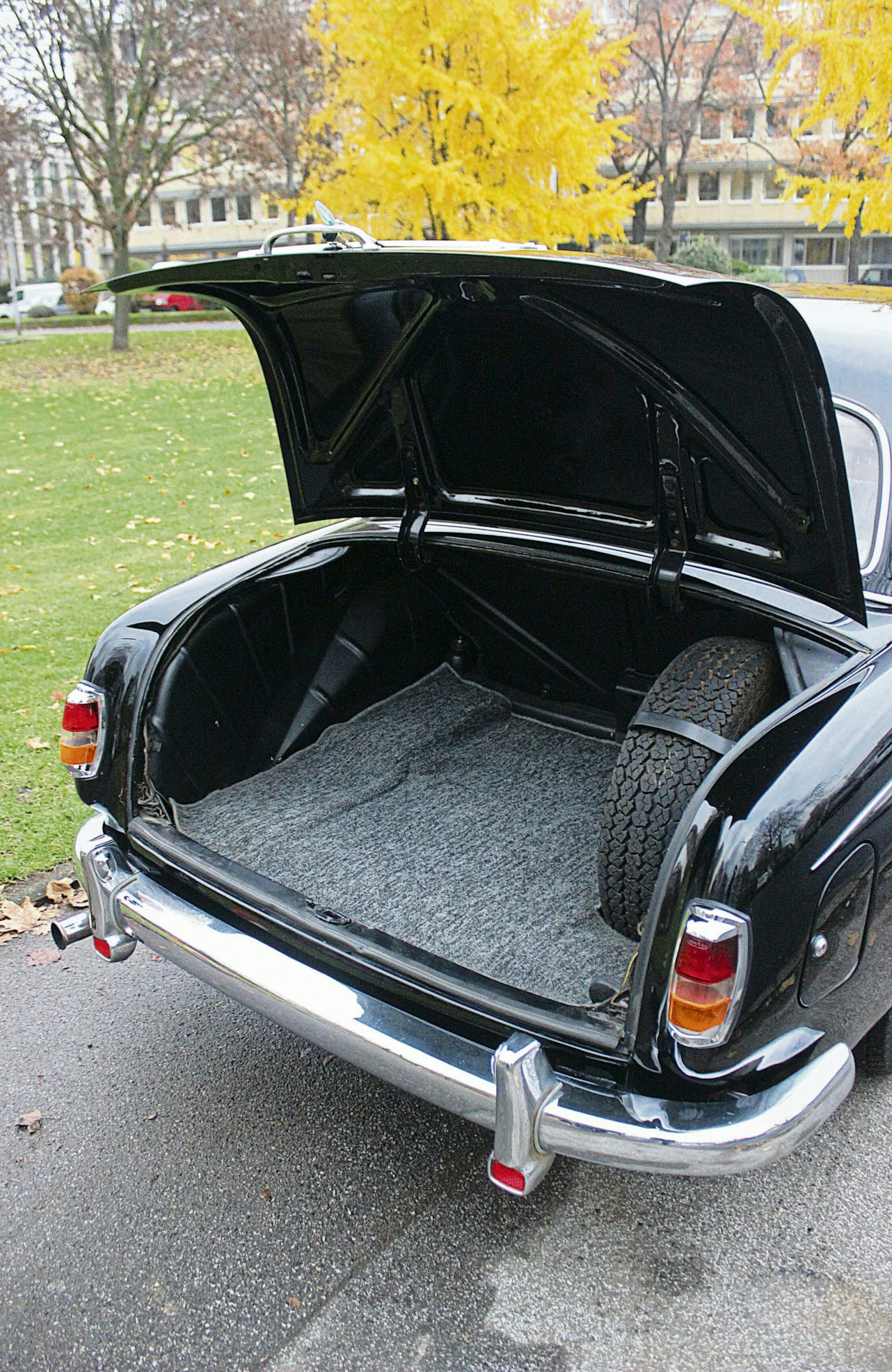Großer Kofferraum mit Reserverad hochkant (l.); Die erste Reihe mit durchgehender Sitzbank und 50er- Jahre -Gefühl und viel Echtholz im Innenraum (r.).