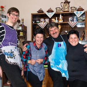 Stephan Hahn und Michael Kamp (l. und 3.v.l.) kochen mit zwei Frauen aus der Ukraine.