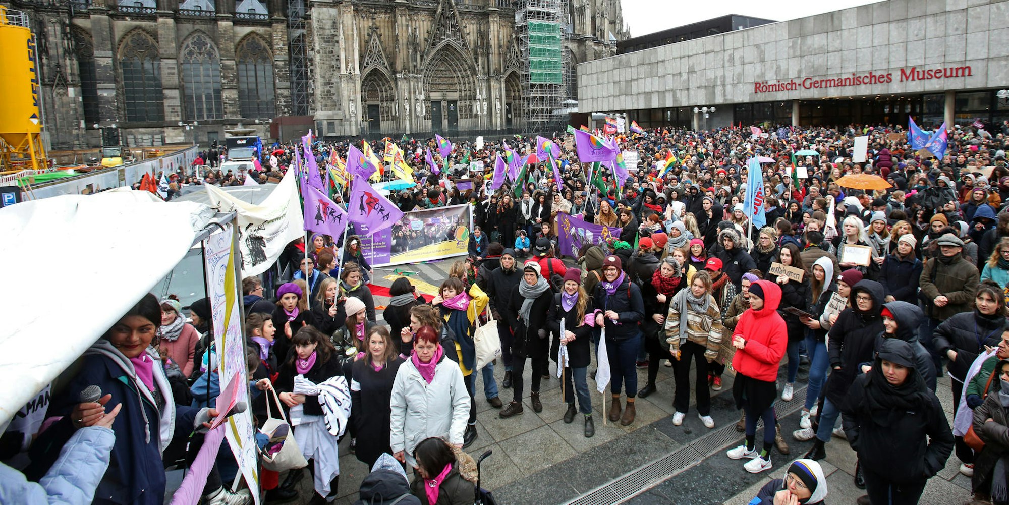 4000 Teilnehmerinnen demonstrierten auf dem Roncalliplatz für die Gleichberechtigung der Frauen.