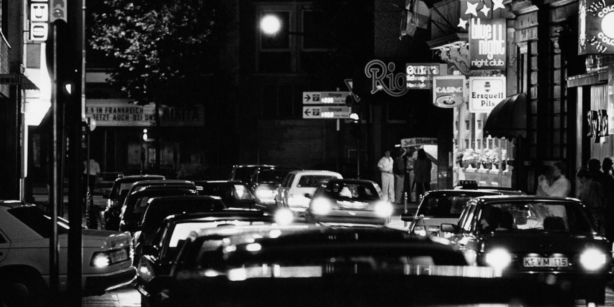 Nacht im Friesenviertel. Viel spielte sich in der Straße Am Klapperhof ab. Bars, Kaschemmen, Rotlicht. Und immer wieder ging’s zu Wurst-Willy (im Hintergrund).