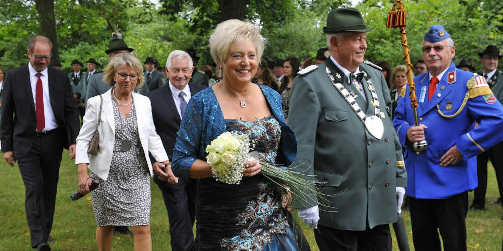 König Heinz Junggeburth mit Königin Inge und Bürgerkönigin Ulrike Scheeren-Bechhold mit ihrem Mann Dieter beim Festzug.