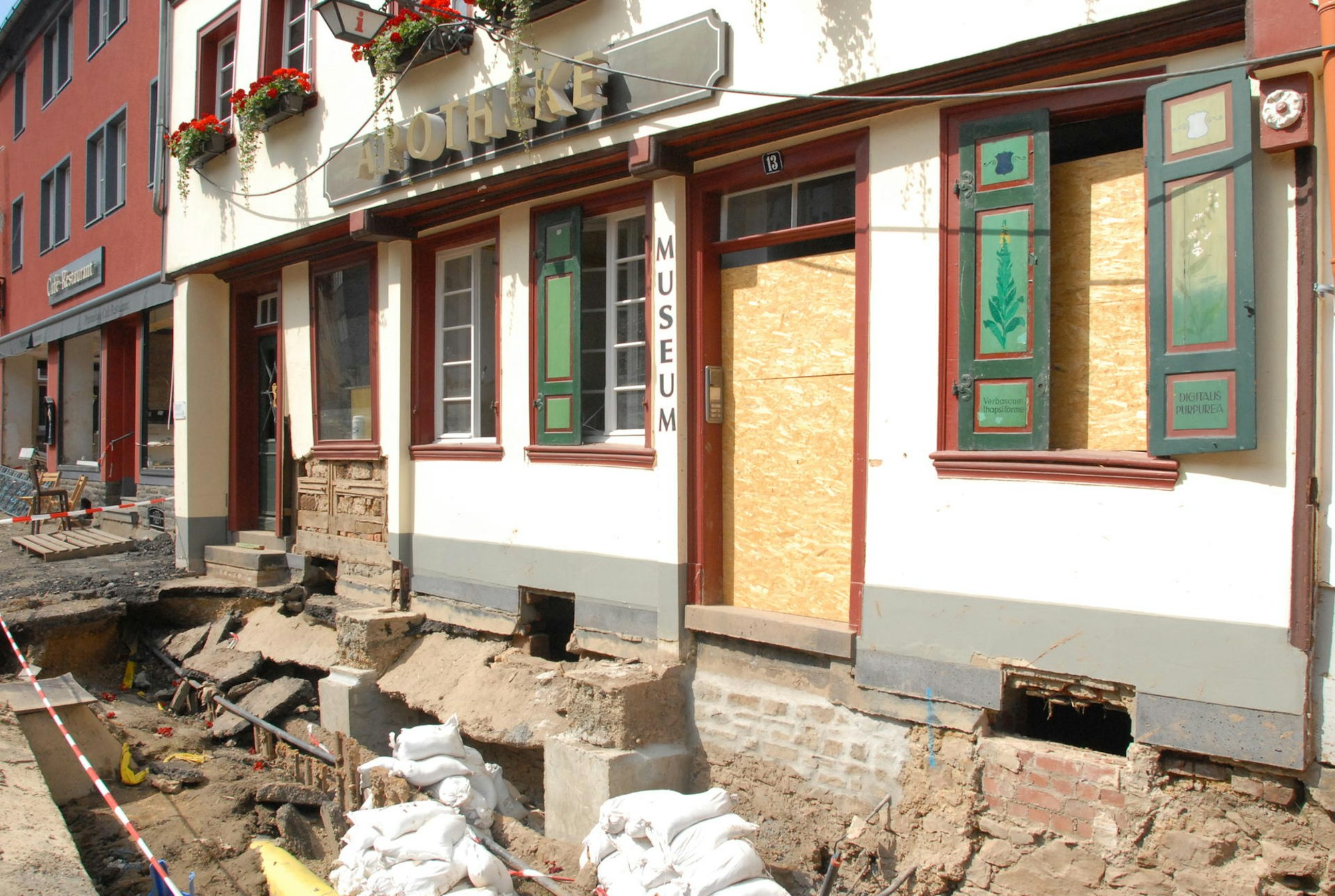 Mindestens ein Jahr wird das Apotheken-Museum in Bad Münstereifel geschlossen bleiben. Der Schaden, den das Hochwasser darin angerichtet hat, wird auf 250 000 Euro geschätzt.