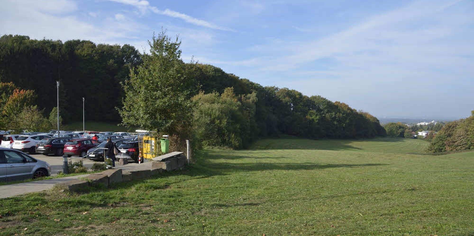 Die Grünanlage unterhalb des Vinzenz-Pallotti-Hospitals soll in einen Stadtgarten aufgewertet werden. Dazu gehört ein neuer Naturspielplatz im Wald links.